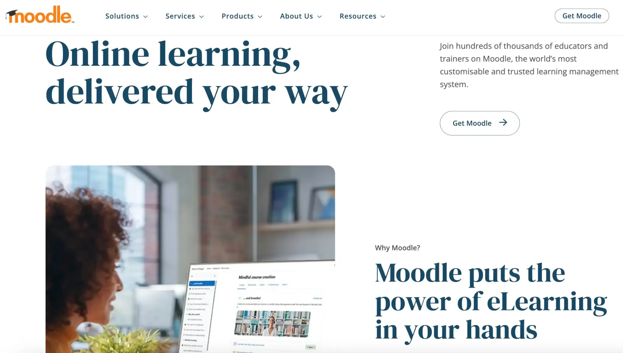 Moodle LMS homepage showcasing its customizable and trusted eLearning platform for educators and trainers.